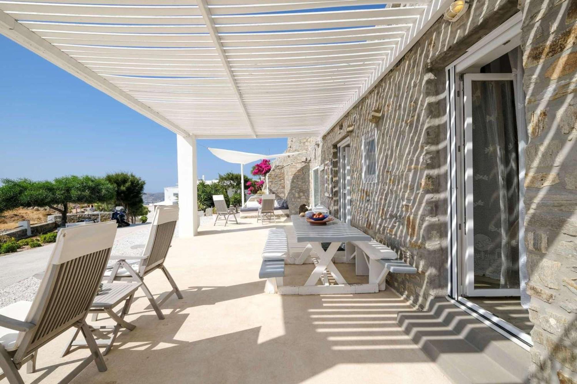 3 Season Parikia (Paros)