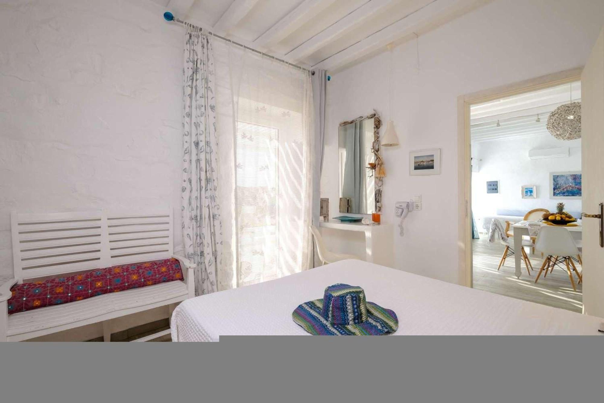 3 Season * Parikia (Paros)