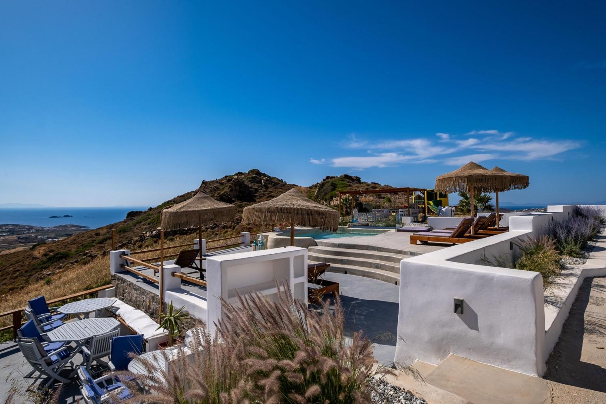3 Season Parikia (Paros)