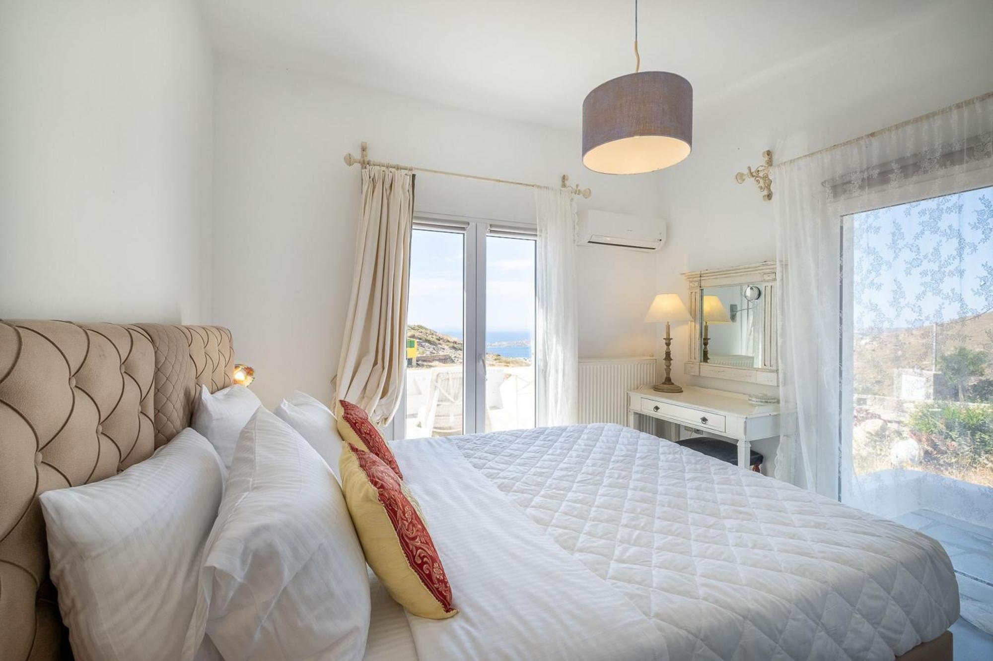 3 Season * Parikia (Paros)