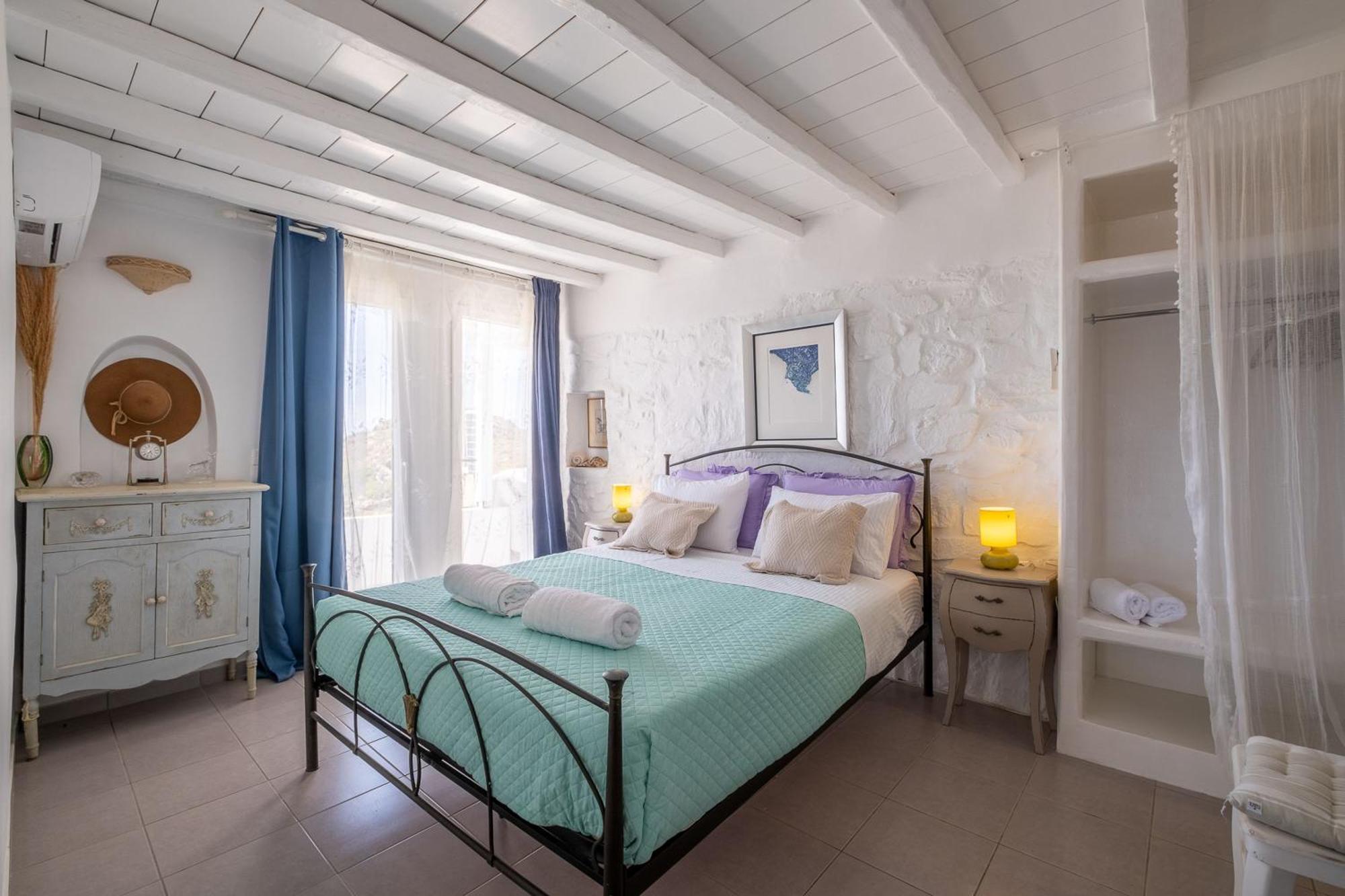 3 Season * Parikia (Paros)